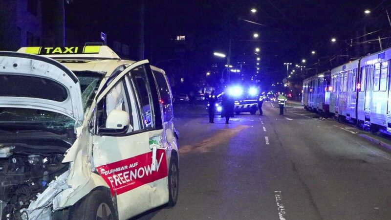 Unfall in Düsseldorf: Taxi kollidiert mit Straßenbahn – eine Person verletzt