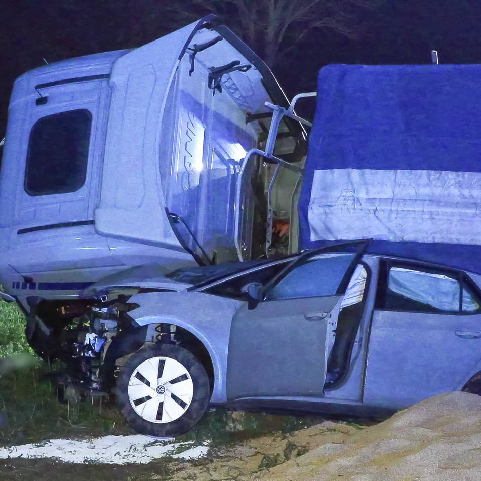 Schwerer Unfall in Korschenbroich: Lkw kippt auf Auto – 17-Jähriger lebensgefährlich verletzt