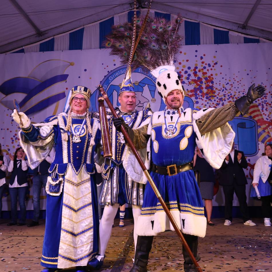 Karneval in Grevenbroich: Orkener Grielächer feiern die Proklamation des neuen Dreigestirns