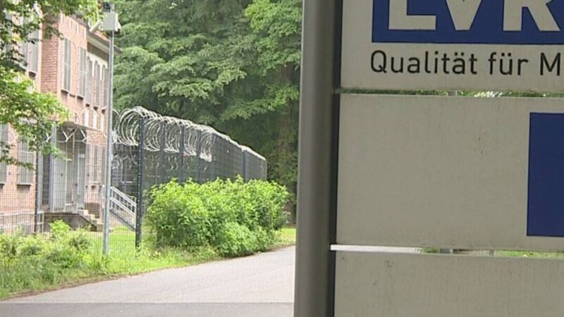 In der LVR-Klinik Bedburg-Hau: Hand in Toilette eingeklemmt – Feuerwehr erlebt skurrilen Einsatz