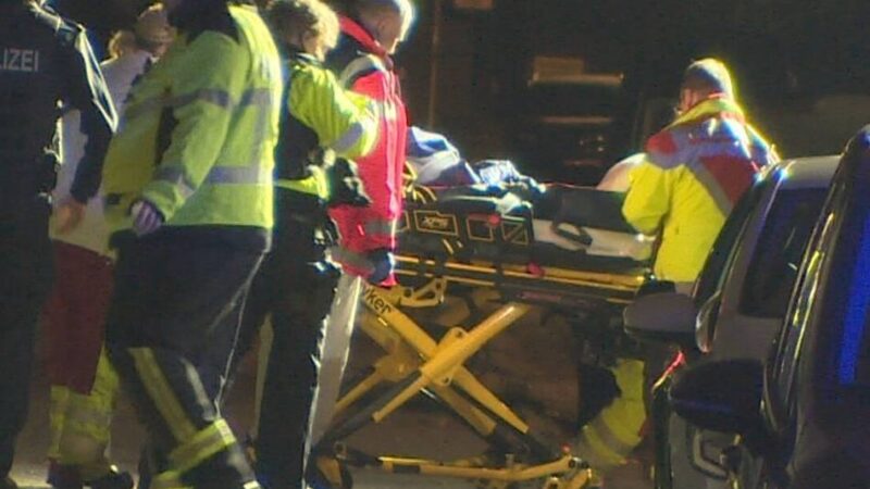 An der B220 in Emmerich: Mann (25) stürzt von Brücke – schwer verletzt