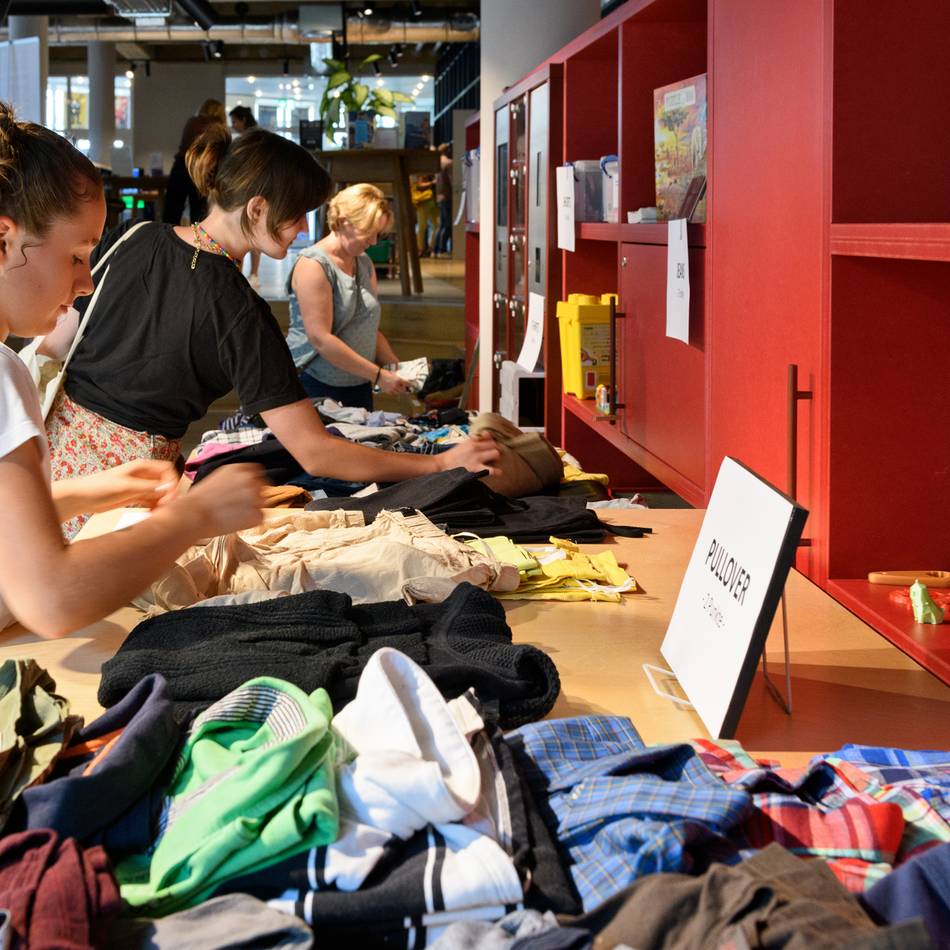 Stadtbibliothek in Langenfeld: Tauschen statt wegwerfen – Kleidertauschbörse am 22. November