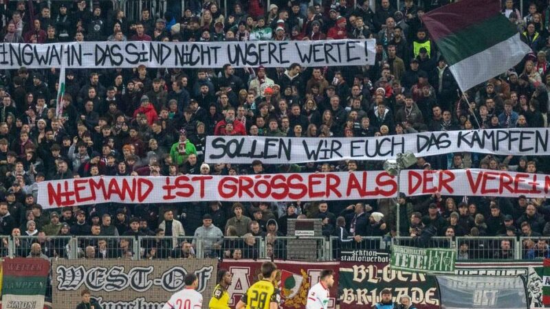 BVB gewinnt in Augsburg: Protest-Plakate gegen Sandro Wagner – Kovac stärkt Trainer-Kollege den Rücken