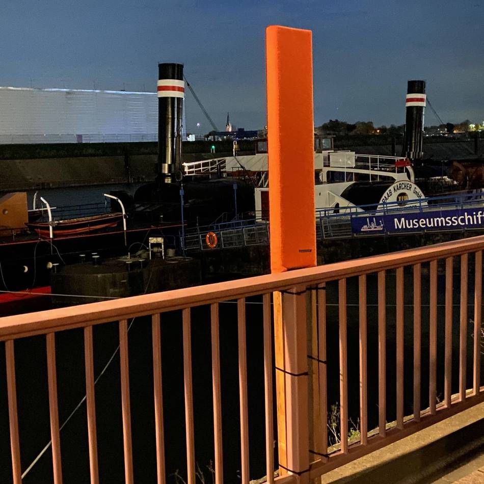 Ärger um Logistikhalle in Duisburg-Ruhrort: Strickguerilla installiert fünf handgestrickte Rheinorangen