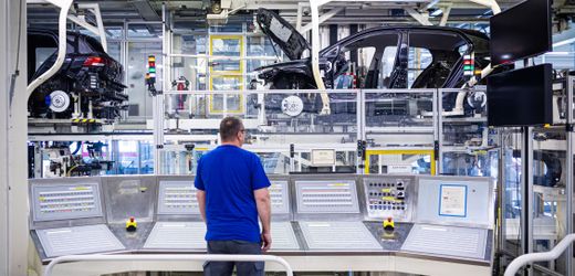 Wirtschaft: Gewinneinbruch und weniger Jobs bei Deutschlands Top-Konzernen