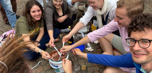 Pudding mit Gabel essen: Wer hinter dem Trend steckt
