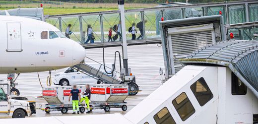 141 Afghanen mit Charterflugzeug nach Deutschland gebracht