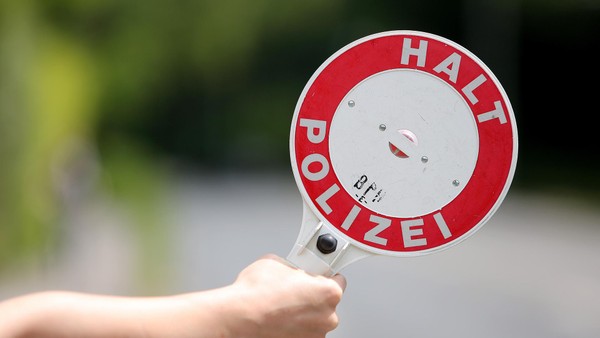 Polizei zieht Verkehrs-unsicheren Mercedes Sprinter aus dem Verkehr