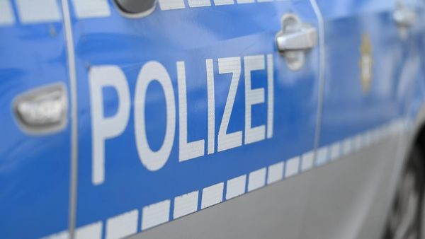 Fußgängerin in Heiligenhaus bei Überqueren der Straße leicht verletzt