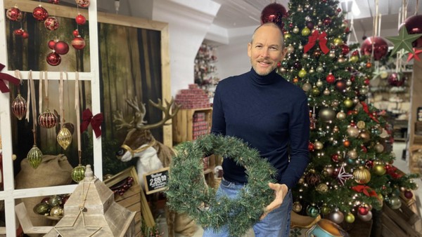 Viel Weihnachtsdeko für wenig Geld: Tipps zur festlichen Wohnzimmer-Gestaltung