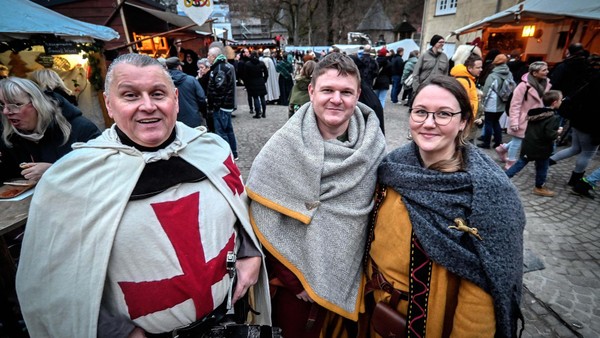 Mittelalterlicher Weihnachtsmarkt in Velbert bringt Normalität nach Schlossbrand
