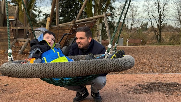 Frust statt Freude: Kleiner Leon kann auf Velberter Spielplätzen nicht spielen