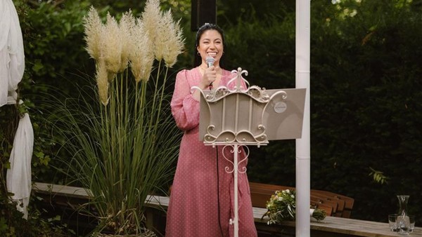 Sie hat die Formel für die Liebe: Traurednerin begleitet Paare mit Herz & Humor