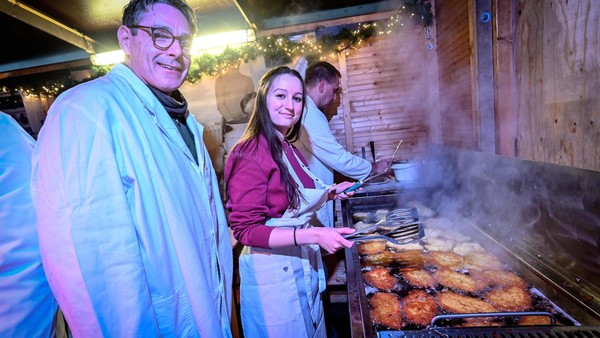 Einmal selbst an der Platte: So entstehen Velberts berühmteste Reibekuchen