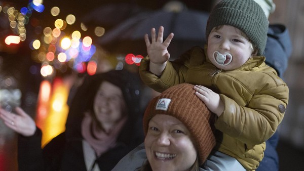 Weihnachts-Traktoren fahren für Mika: Die Fotos der Lichterfahrt