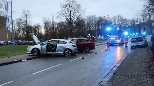 Verkehrsunfall in Velbert: Mann schwer verletzt, drei Autos beschädigt