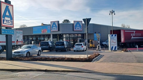 Neuer Aldi öffnet in Velbert: Einer der ersten Kunden bekommt einen 500-Euro-Gutschein