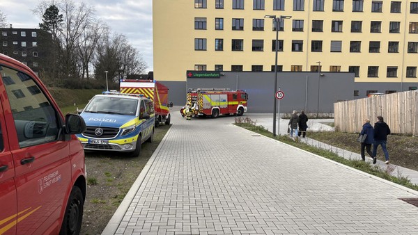 Säure ausgelaufen: Feuerwehreinsatz am Helios Klinikum Niederberg in Velbert