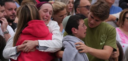 Bondi Beach in Sydney: Überlebender Attentäter wegen 15-fachen Mordes angeklagt
