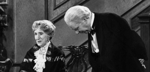 »Dinner for One« 2025 – Sendezeiten: Wann der Silvester-Klassiker heute im TV läuft