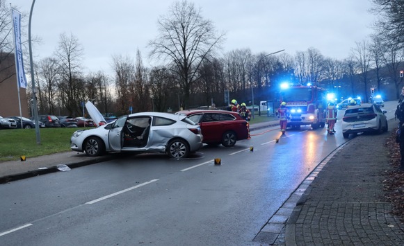 POL-ME: Hoher Sachschaden und ein Schwerverletzter – Verkehrsunfall in Velbert – 2512031