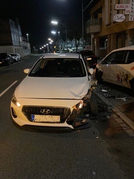 POL-ME: Hoher Sachschaden – Hyundai kollidiert mit vier geparkten Autos – 2512047