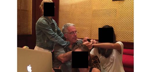 Jeffrey-Epstein-Affäre: Neue Fotos veröffentlicht mit Noam Chomsky, Bill Gates und Steve Bannon