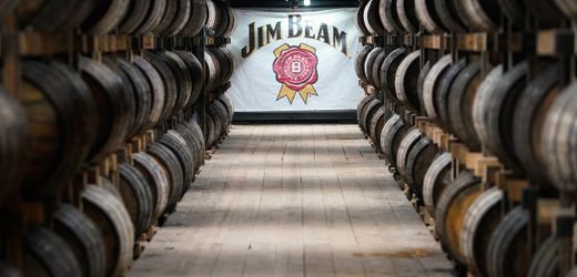 Jim Beam und Jack Daniel’s: Warum amerikanische Whiskey-Firmen auf ihrem Bourbon sitzen bleiben