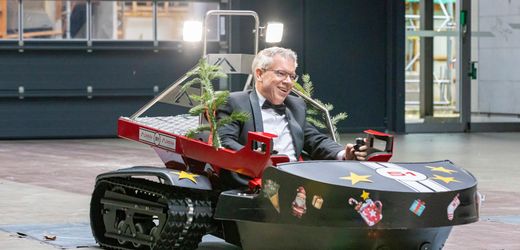 »Höhle der Löwen«: Frank Thelen crasht mit Schneemobil in Tor