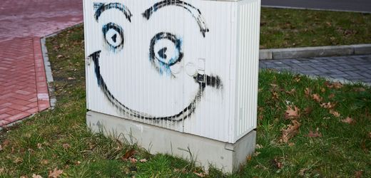 Ostrhauderfehn: Stromkasten Klotzi wird Sehenswürdigkeit und Verfechter der Demokratie