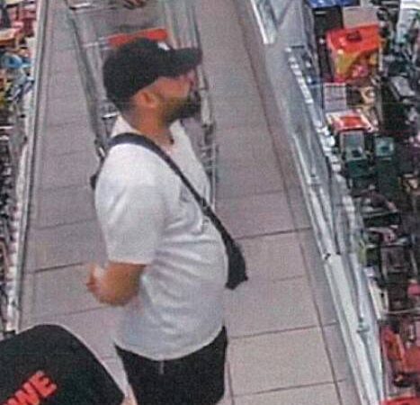 Diebstahl in Kranenburg: Polaroid-Kameras aus Geschäft gestohlen – Wer kennt die Verdächtigen?