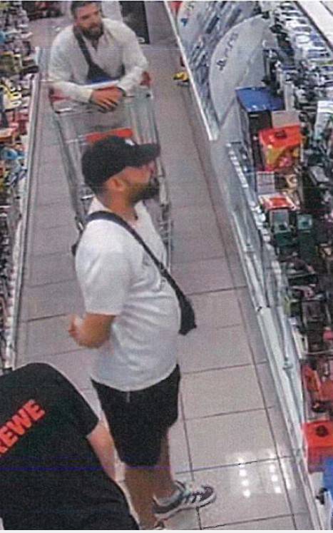 Diebstahl in Kranenburg: Polaroid-Kameras aus Geschäft gestohlen – Wer kennt die Verdächtigen?