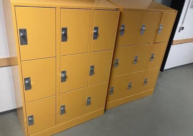 Babybetten, Turnpferde, Schulmöbel: Abverkauf bringt 3000 Euro ins Dormagener Stadtsäckchen