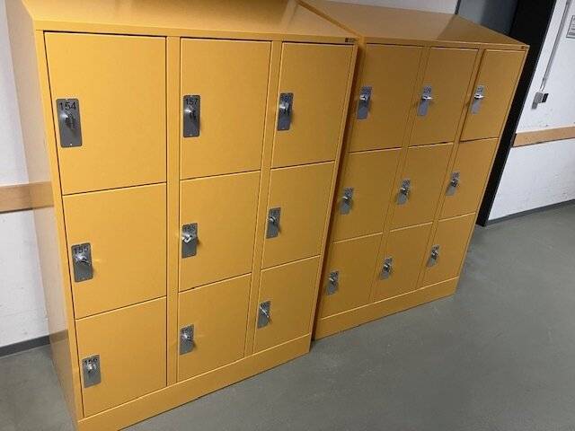 Babybetten, Turnpferde, Schulmöbel: Abverkauf bringt 3000 Euro ins Dormagener Stadtsäckchen