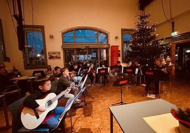 Musikschule Wermelskirchen: Musikschüler bescheren Senioren ein kleines Weihnachtskonzert