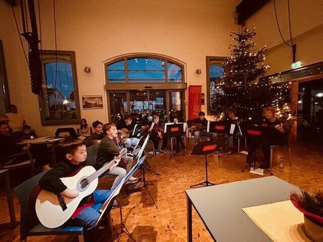 Musikschule Wermelskirchen: Musikschüler bescheren Senioren ein kleines Weihnachtskonzert