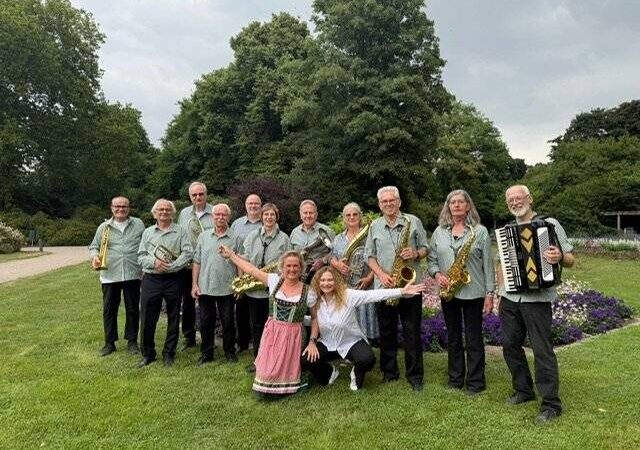 Heiligabend in Rheinberg: Krippenspiel in der St.-Peter-Kirche, Singen vor dem Stadthaus