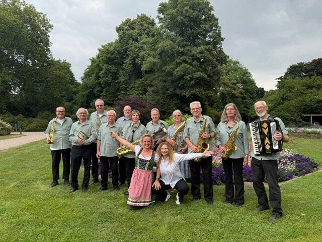 Heiligabend in Rheinberg: Krippenspiel in der St.-Peter-Kirche, Singen vor dem Stadthaus