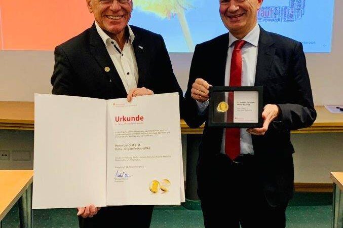 Auszeichnung für ehemaligen Landrat im Rhein-Kreis Neuss: Rheinischer Sparkassen- und Giroverband ehrt Hans-Jürgen Petrauschke