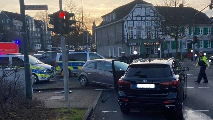 Hückeswagener Zentrum: Verletzte 84-Jährige bei Unfall mit Polizeiwagen