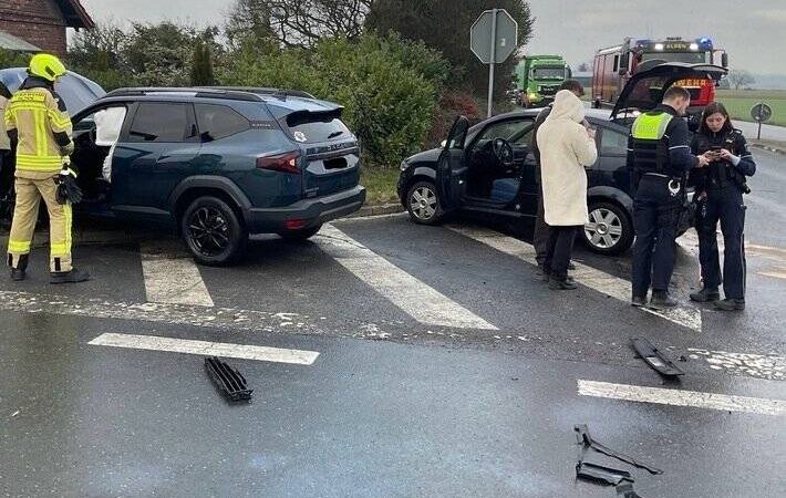 Zwei Autos sind zusammen gestoßen: Ein Verletzter bei Verkehrsunfall in Veen