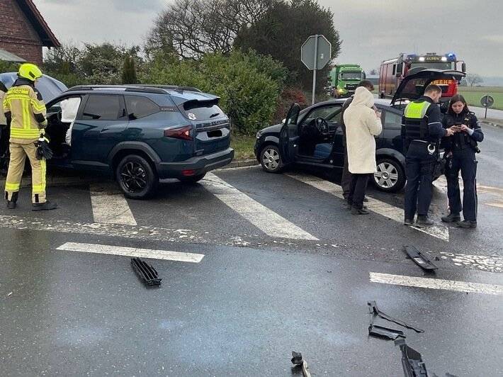 Zwei Autos sind zusammen gestoßen: Ein Verletzter bei Verkehrsunfall in Veen