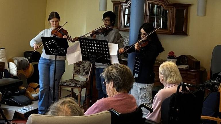 Gymnasium in Rumeln-Kaldenhausen: Einsteiner überraschen Senioren