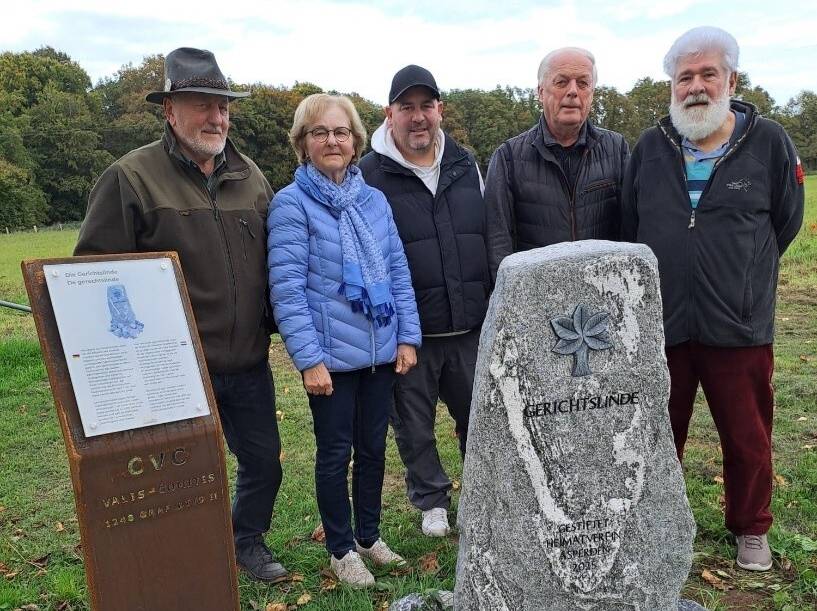 Heimatverein Asperden: Zur Gerichtslinde von Asperden gibt es jetzt eine Gedenkstele