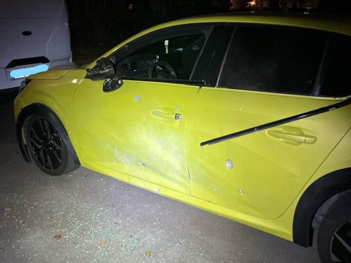 Ermittlungen in Neuss: Heftige Explosion! Auto und Haus durch illegalen Böller beschädigt?