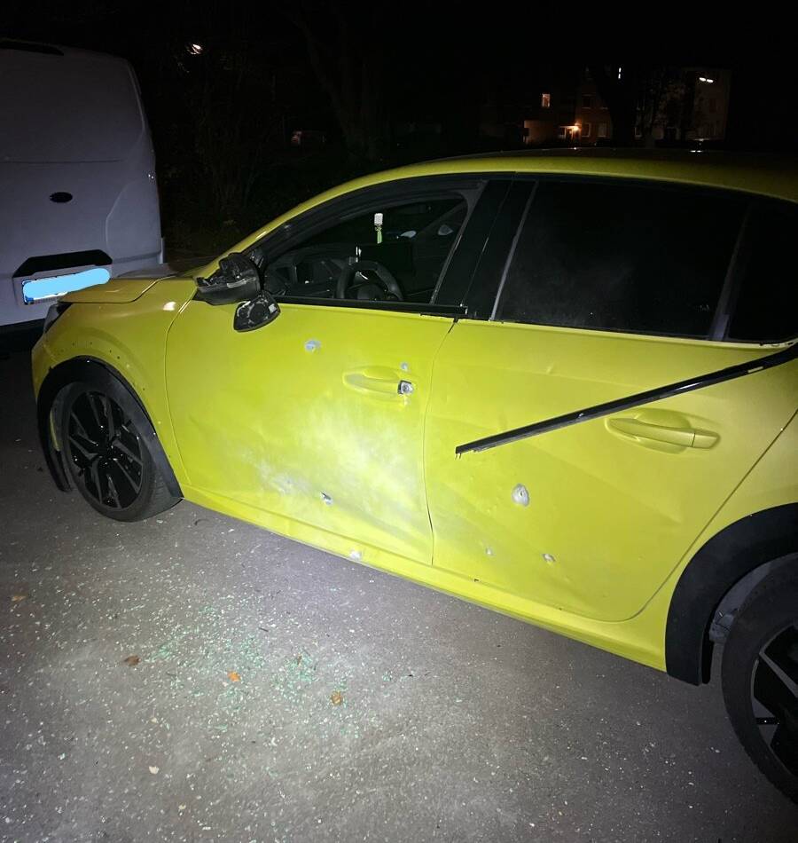 Ermittlungen in Neuss: Heftige Explosion! Auto und Haus durch illegalen Böller beschädigt?