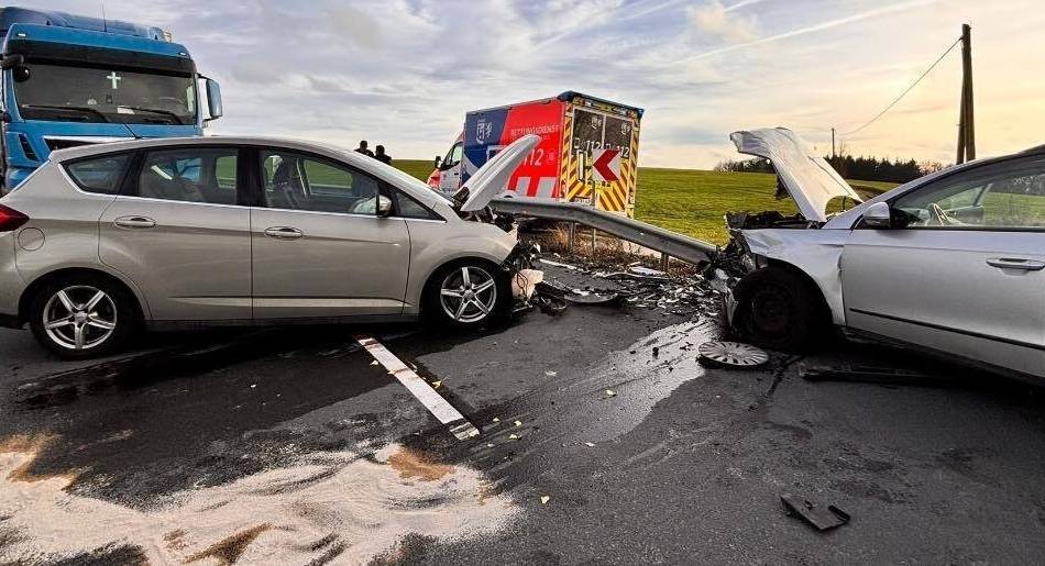 Unfall in Radevormwald: Frontaler Zusammenstoß auf der B 229