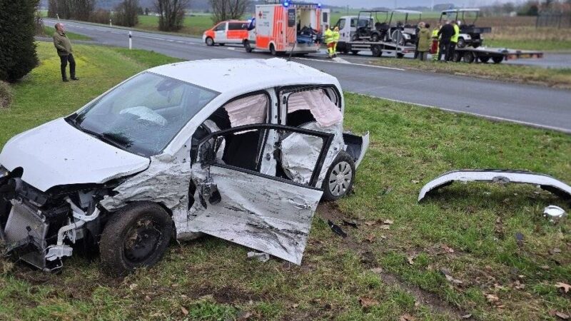 Zusammenstoß an Kreuzung: Schwerer Verkehrsunfall in Sonsbeck mit einer Verletzten