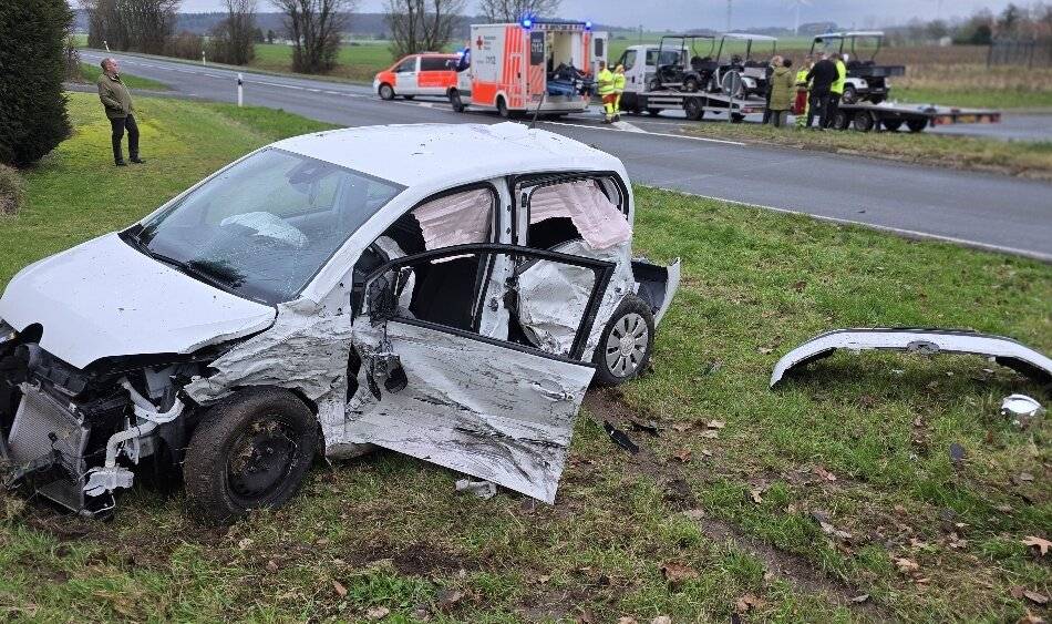 Zusammenstoß an Kreuzung: Schwerer Verkehrsunfall in Sonsbeck mit einer Verletzten