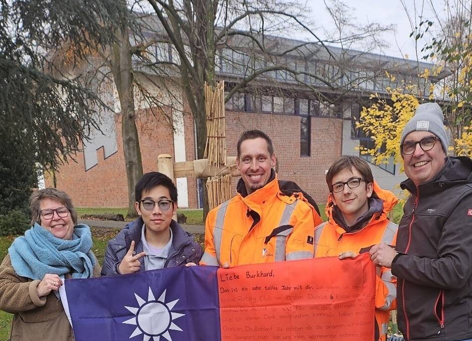 Austauschprogramm Rotary-Club Willich: Austauschschüler Jack pflanzt Baum Nummer 21